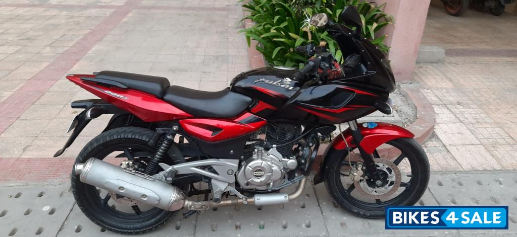 Bajaj Pulsar 220F