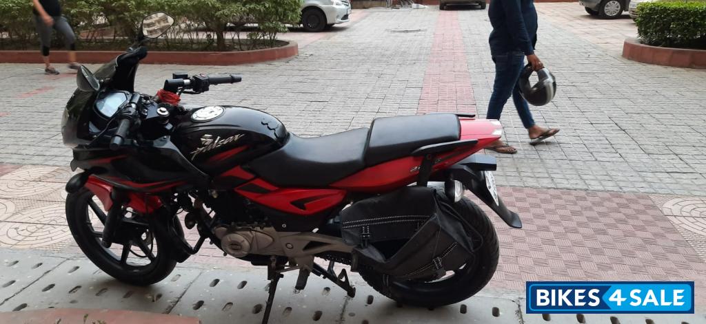 Bajaj Pulsar 220F