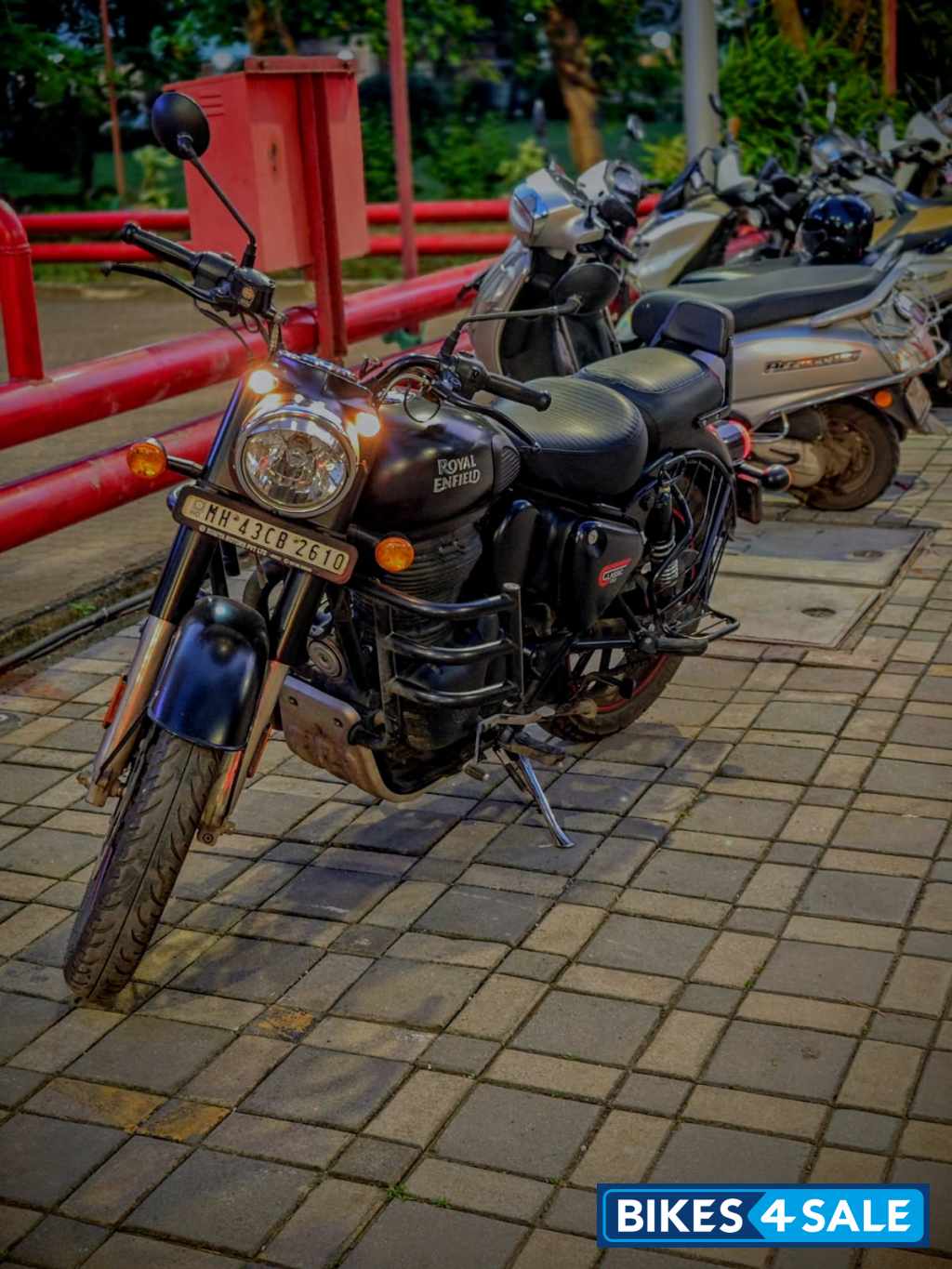 Royal Enfield Classic Stealth Black
