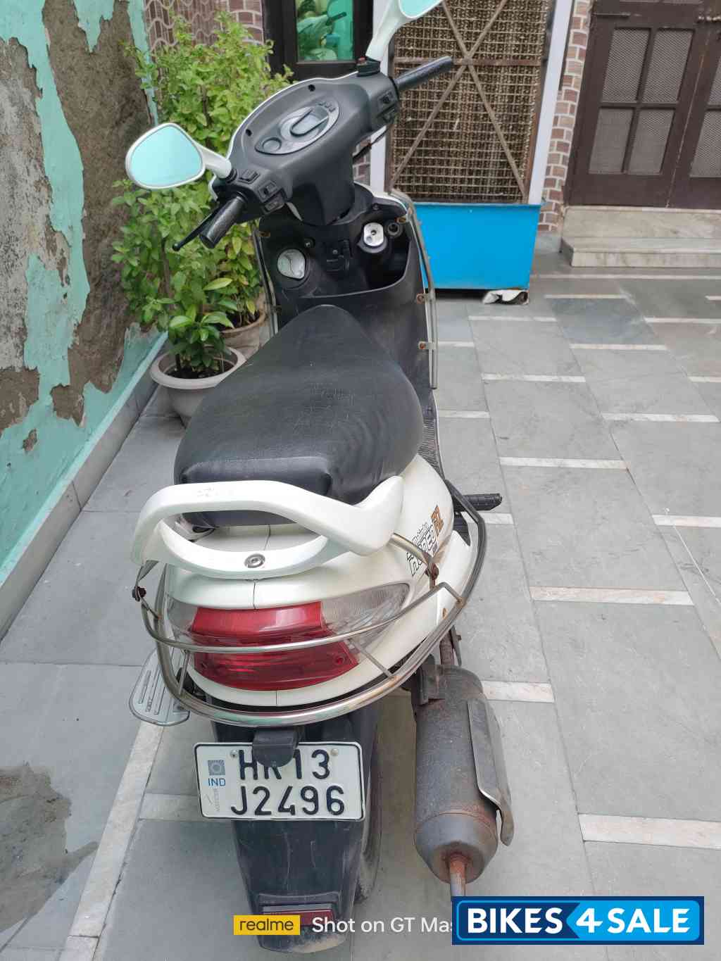 White Mahindra Rodeo RZ