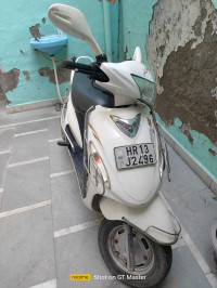 White Mahindra Rodeo RZ