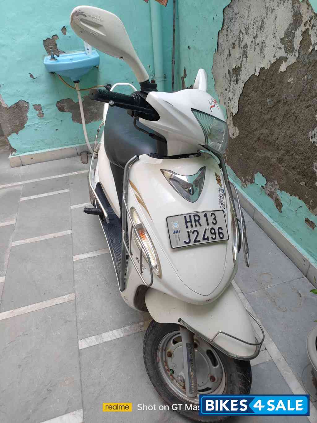 White Mahindra Rodeo RZ