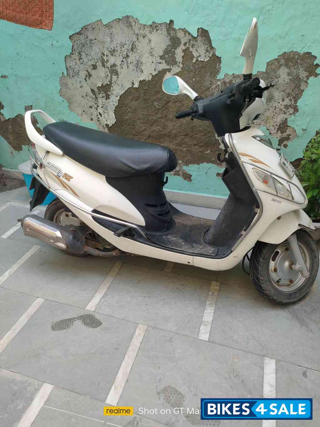 White Mahindra Rodeo RZ