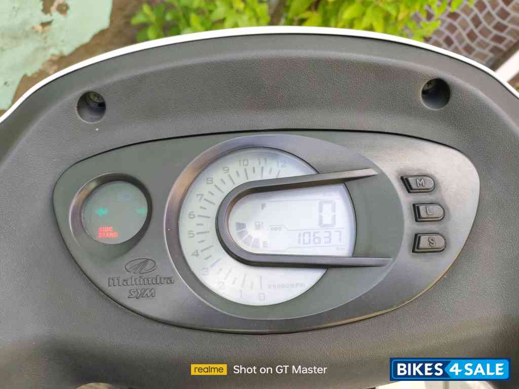 White Mahindra Rodeo RZ