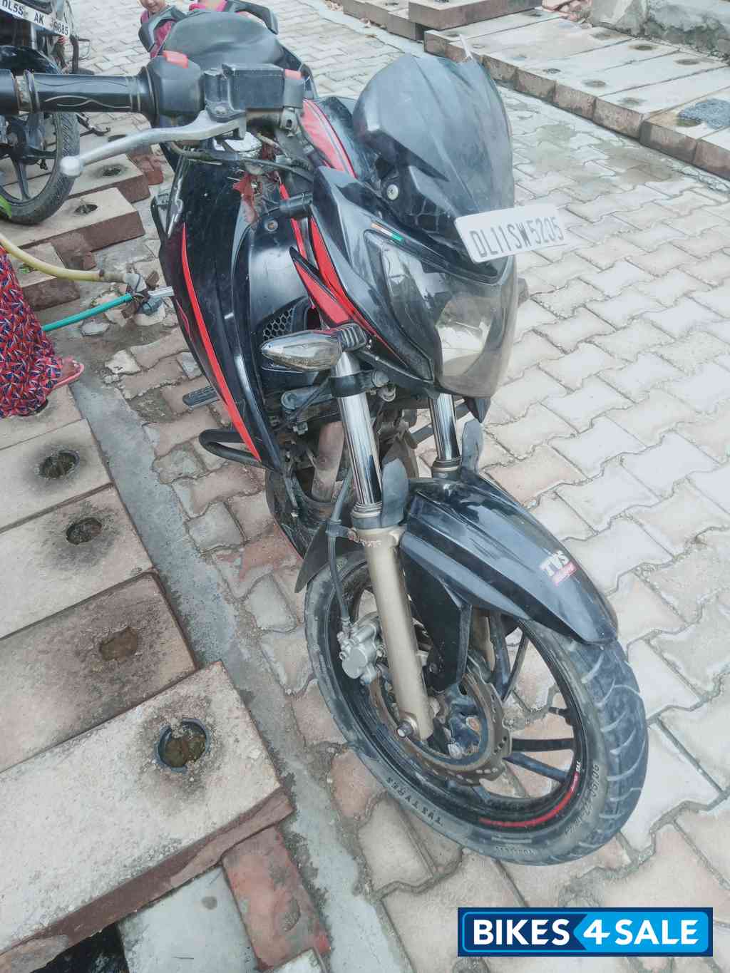 Black TVS Apache RTR 200 4V Race Edition 2.0