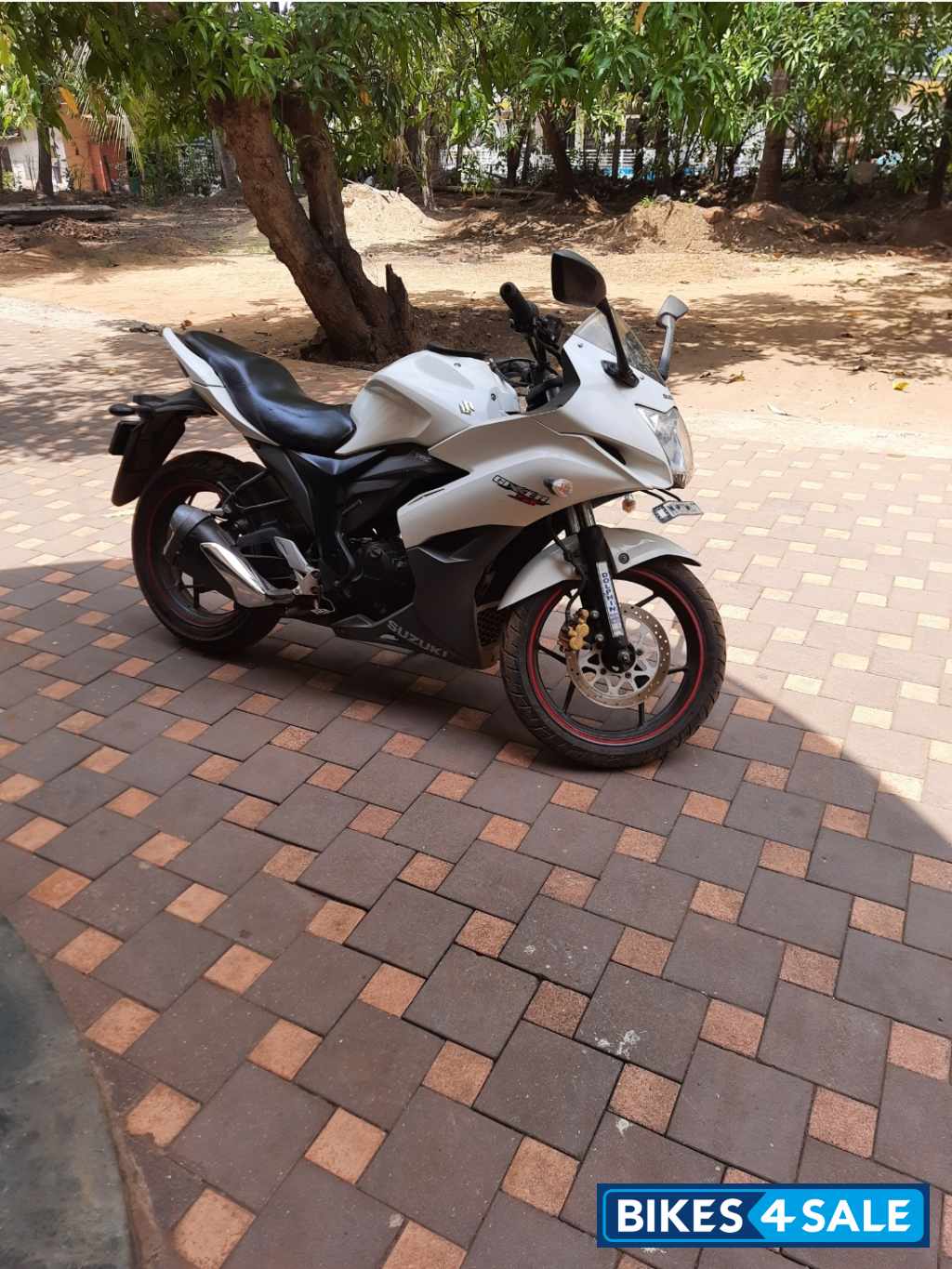 Glossy White Suzuki Gixxer SF