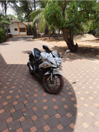 Glossy White Suzuki Gixxer SF