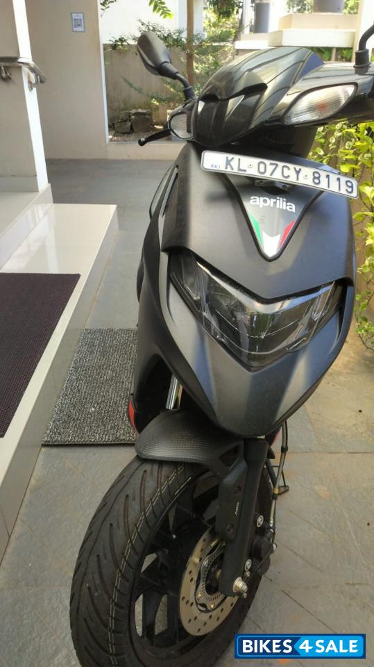 Black Aprilia SR 160 Std ABS