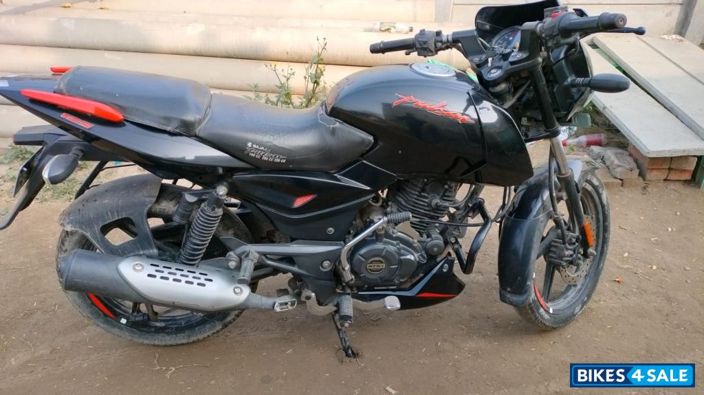 Black Bajaj Pulsar 125 Carbon Fibre Disc Split Seat