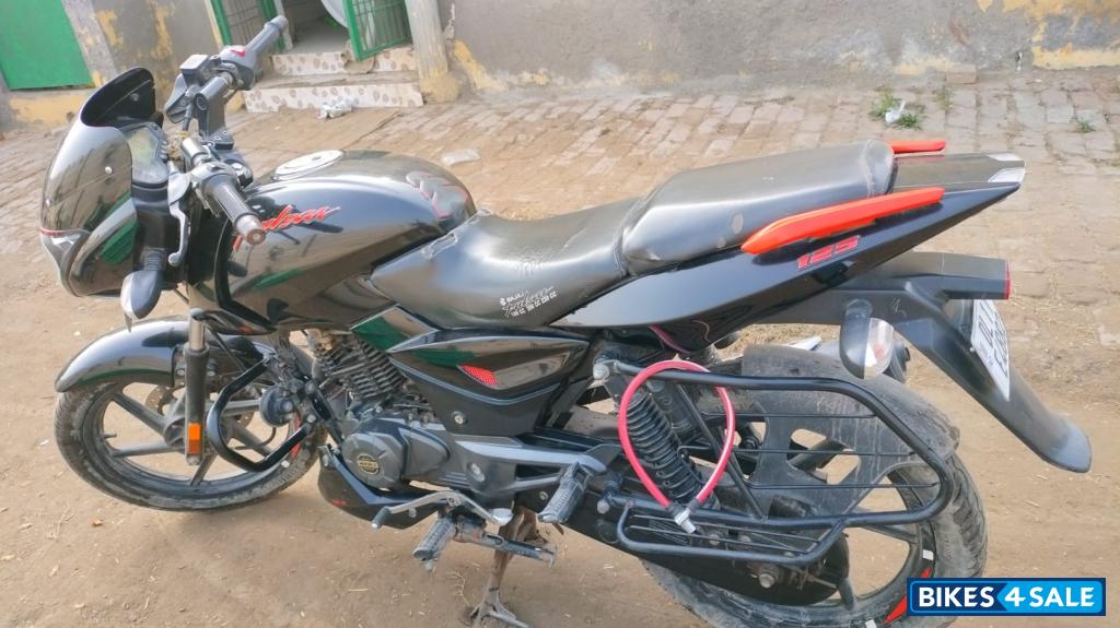 Black Bajaj Pulsar 125 Carbon Fibre Disc Split Seat