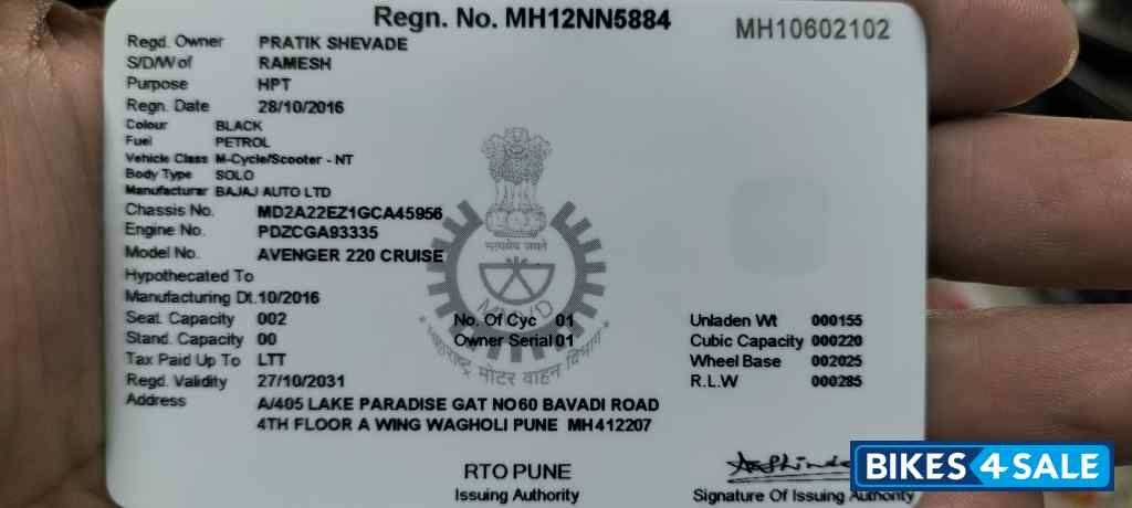 Black Bajaj Avenger Cruise 220 Black Bajaj Avenger Cruise 220