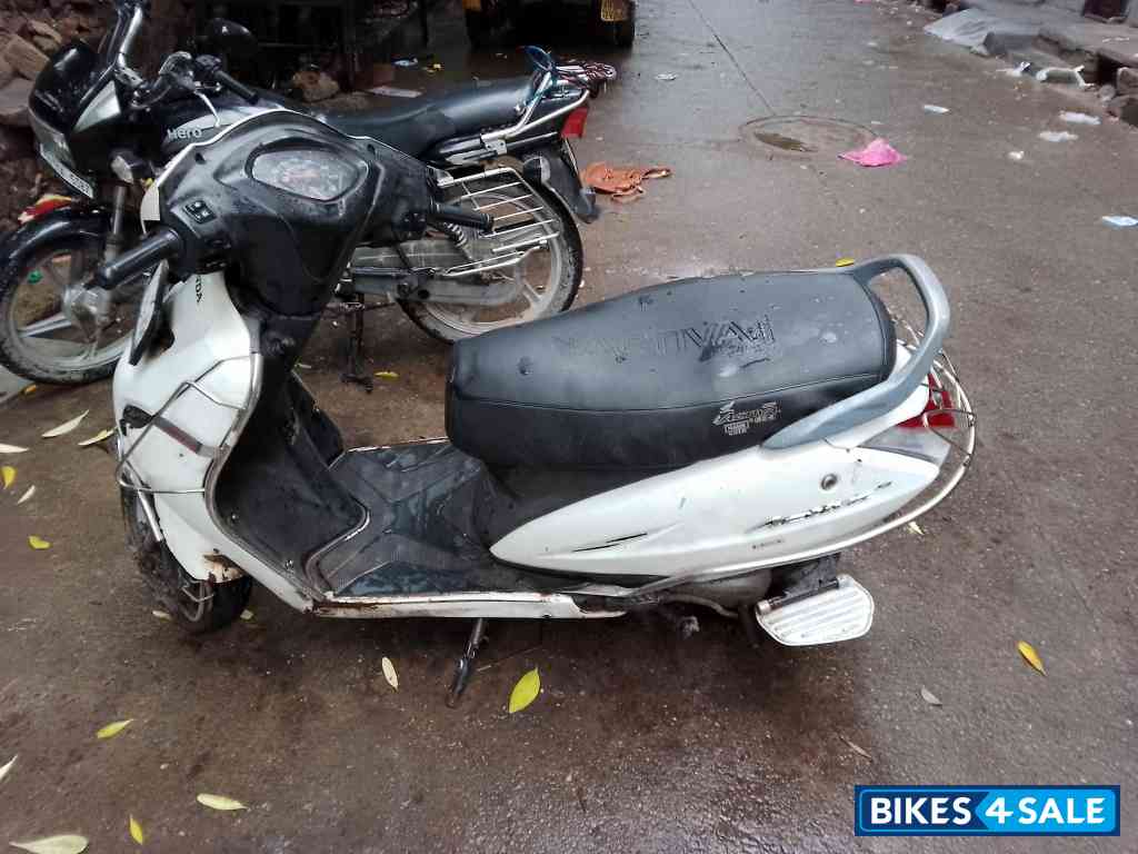White Honda Activa 3G