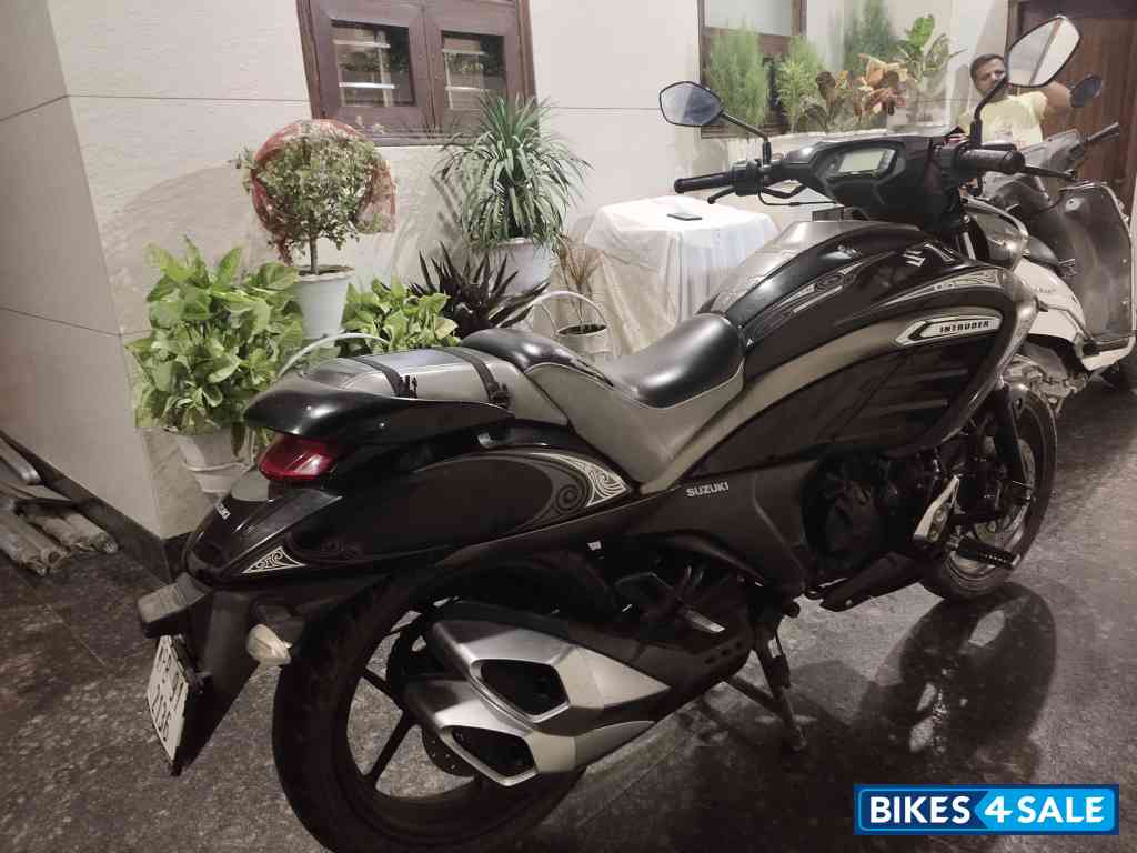 Black Suzuki Intruder 150