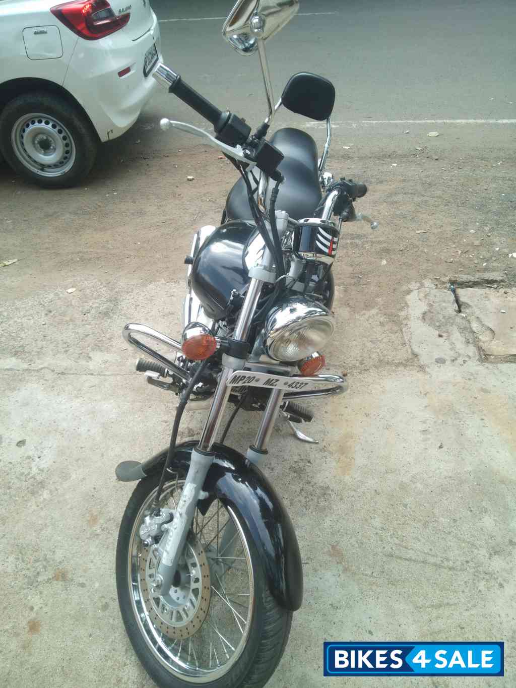 Black Bajaj Avenger Cruise 220