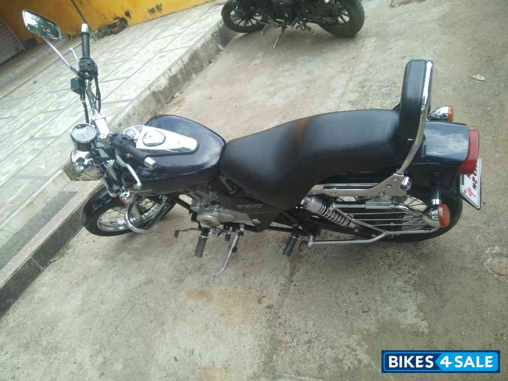 Black Bajaj Avenger Cruise 220