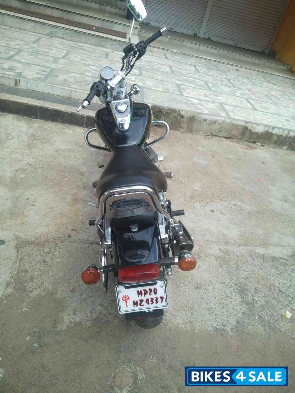 Black Bajaj Avenger Cruise 220