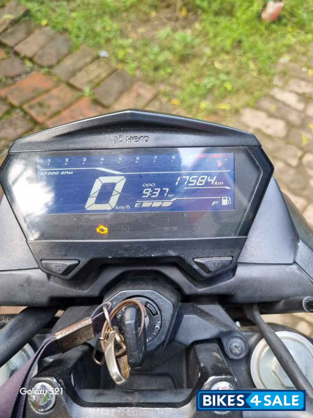 White Hero Xtreme 160R BS6