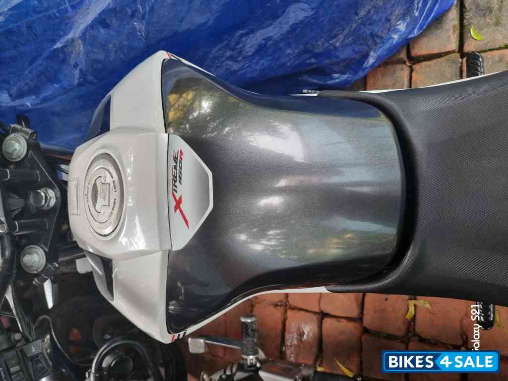 White Hero Xtreme 160R BS6