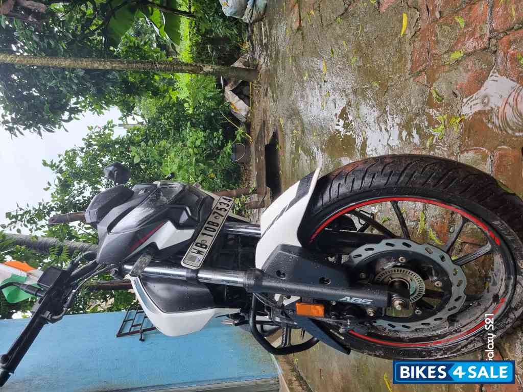 White Hero Xtreme 160R BS6
