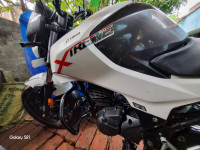 White Hero Xtreme 160R BS6