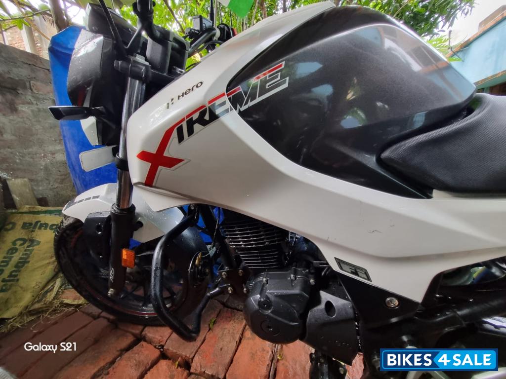 White Hero Xtreme 160R BS6