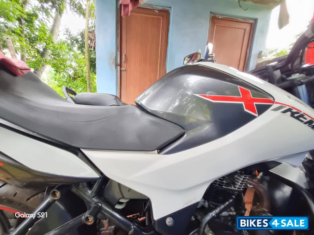 White Hero Xtreme 160R BS6