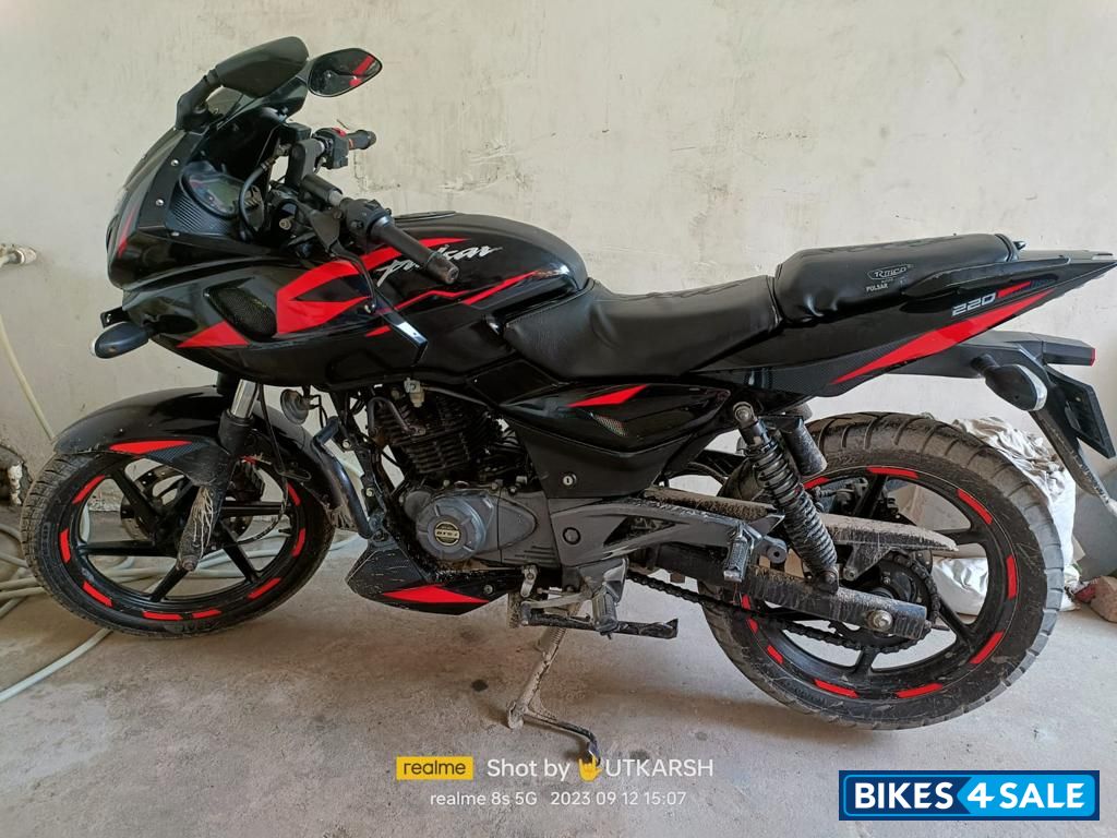 Bajaj Pulsar 220F