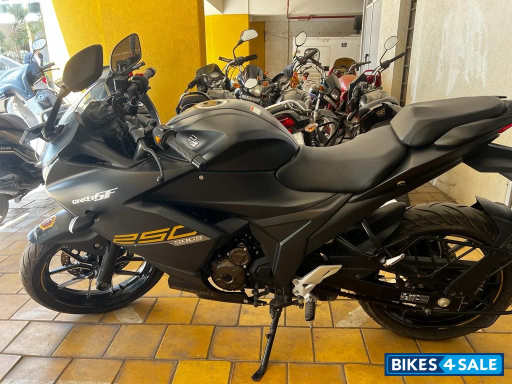 Matt Black Suzuki Gixxer SF 250 BS6