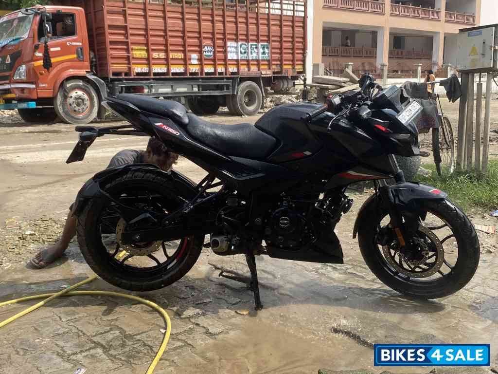 Black Bajaj Pulsar N160
