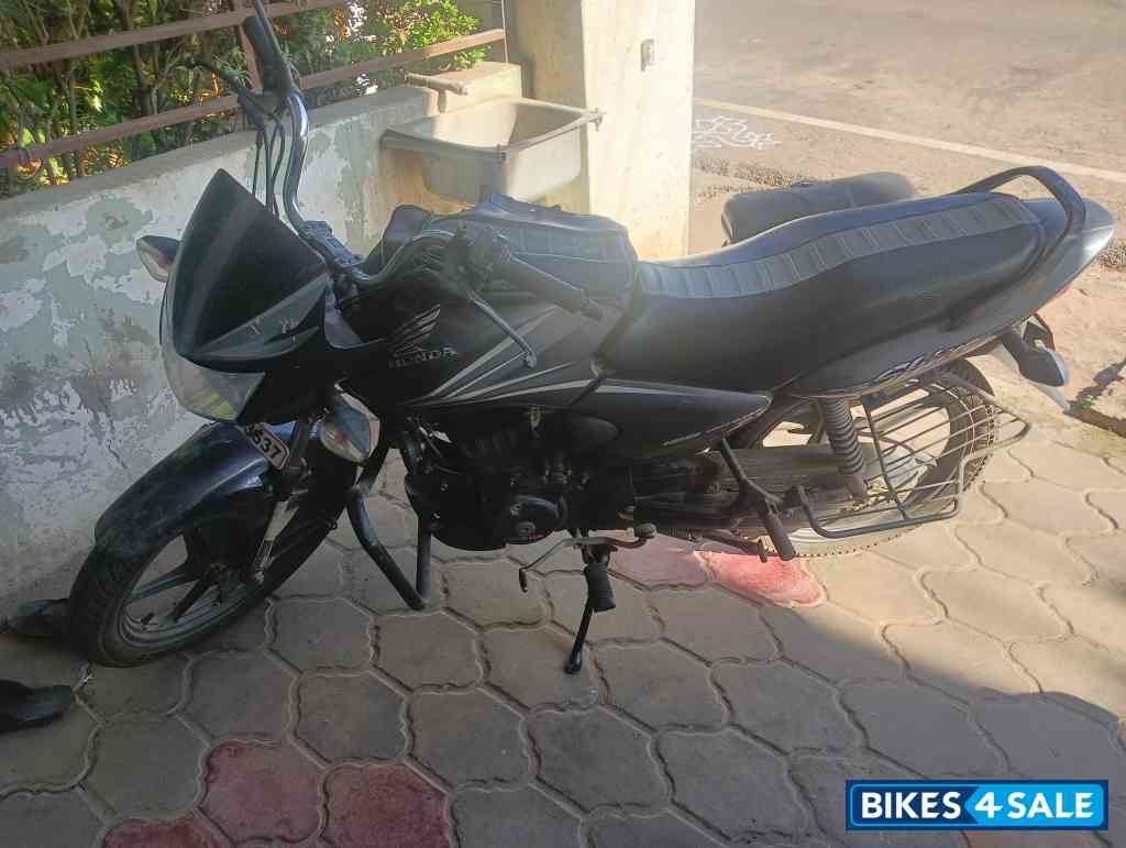 Gray Honda Shine 125