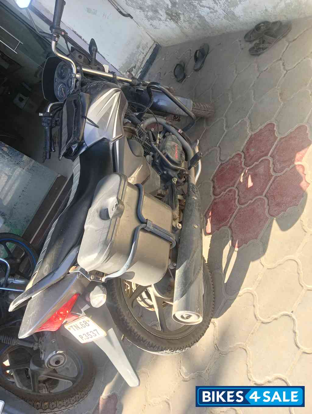 Gray Honda Shine 125