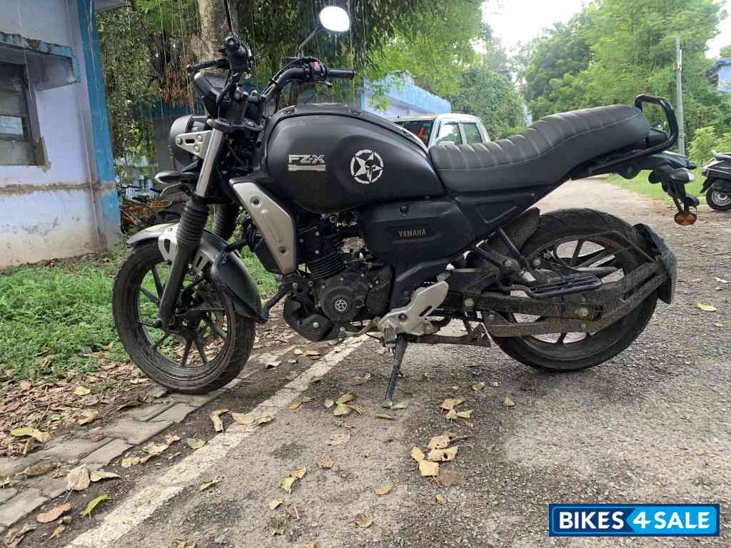 Met Black Yamaha FZ-X