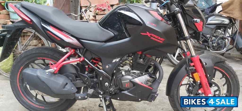 Black Red Hero Xtreme 160R Stealth Edition