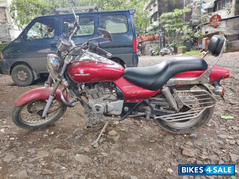 Red Bajaj Avenger 200 DTS-i
