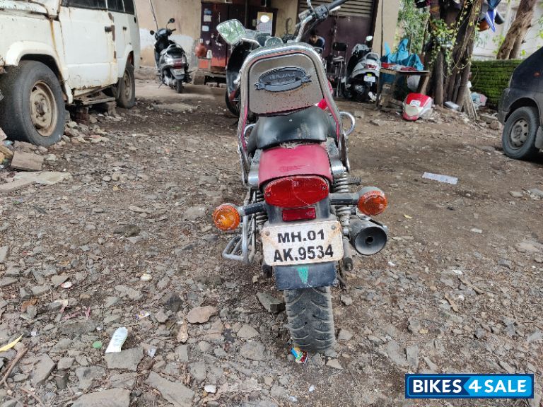 Red Bajaj Avenger 200 DTS-i