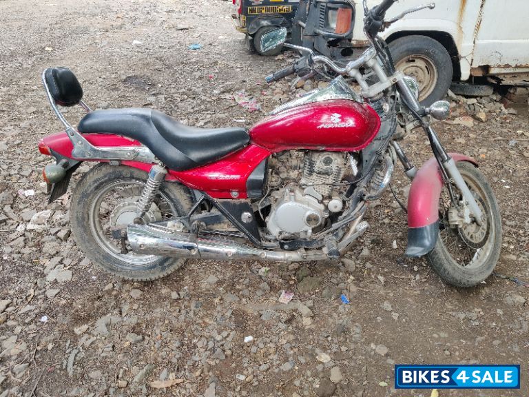 Red Bajaj Avenger 200 DTS-i