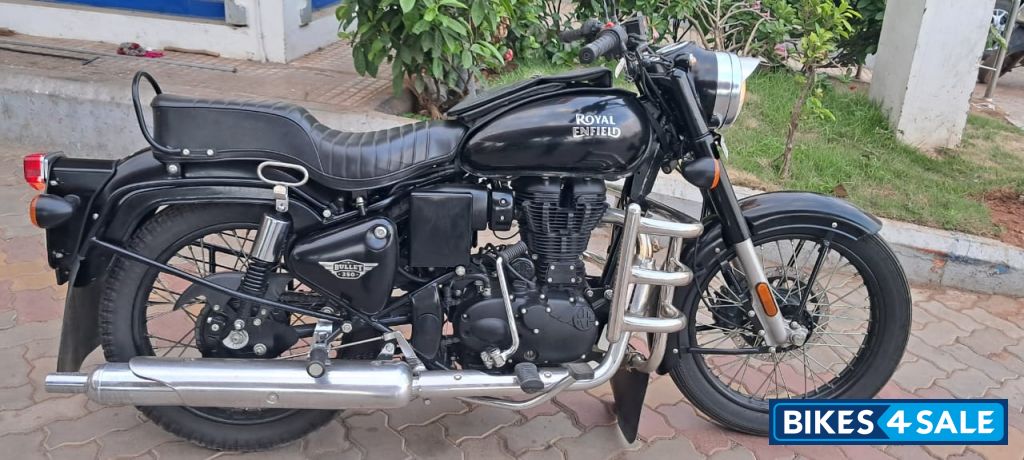 Jet Black Royal Enfield Bullet 350 ES BS6