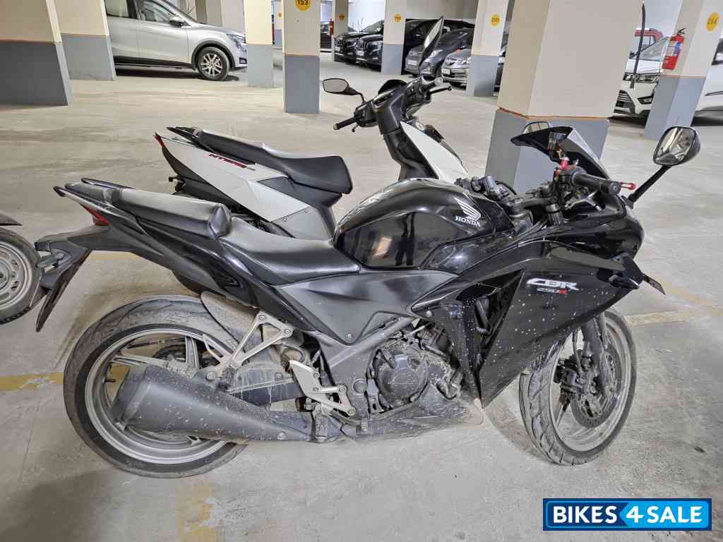 Black Honda CBR 250R