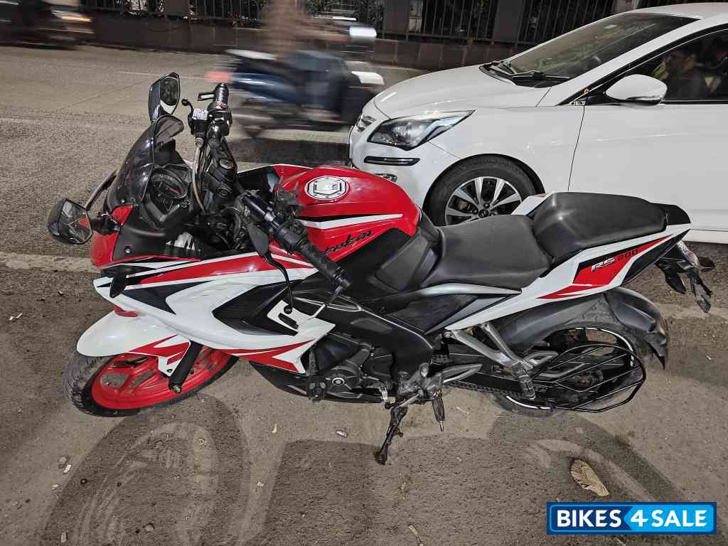 Bajaj Pulsar RS 200 ABS