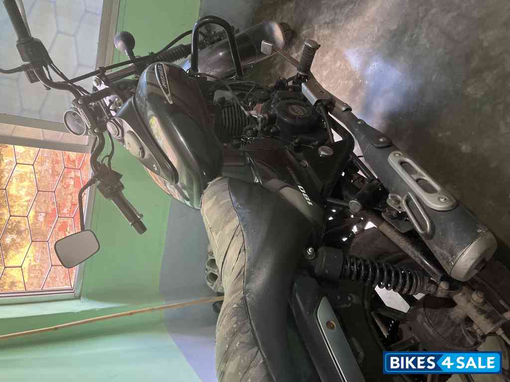 Black Bajaj Avenger 180 DTS-i