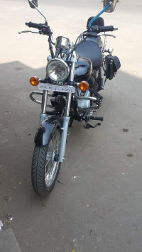 Black Bajaj Avenger 220 DTS-i