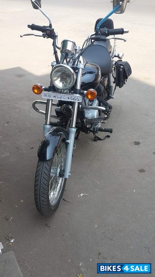 Black Bajaj Avenger 220 DTS-i