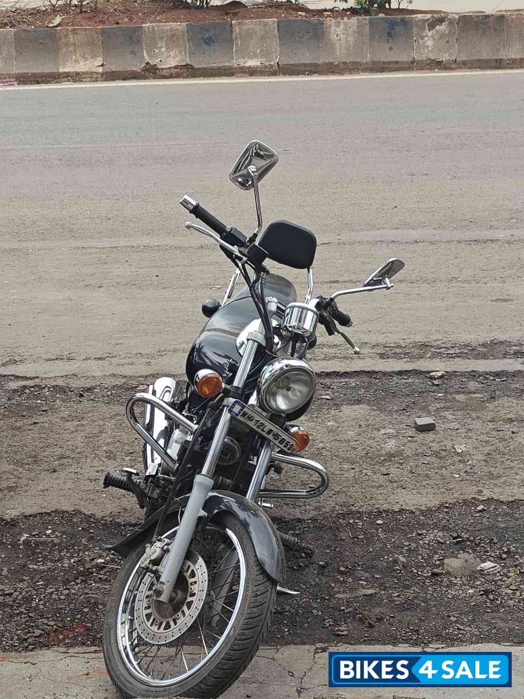 Black Bajaj Avenger 220 DTS-i
