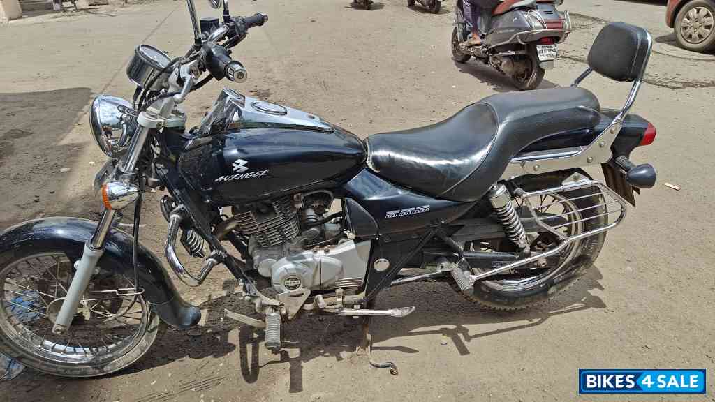 Black Bajaj Avenger 220 DTS-i