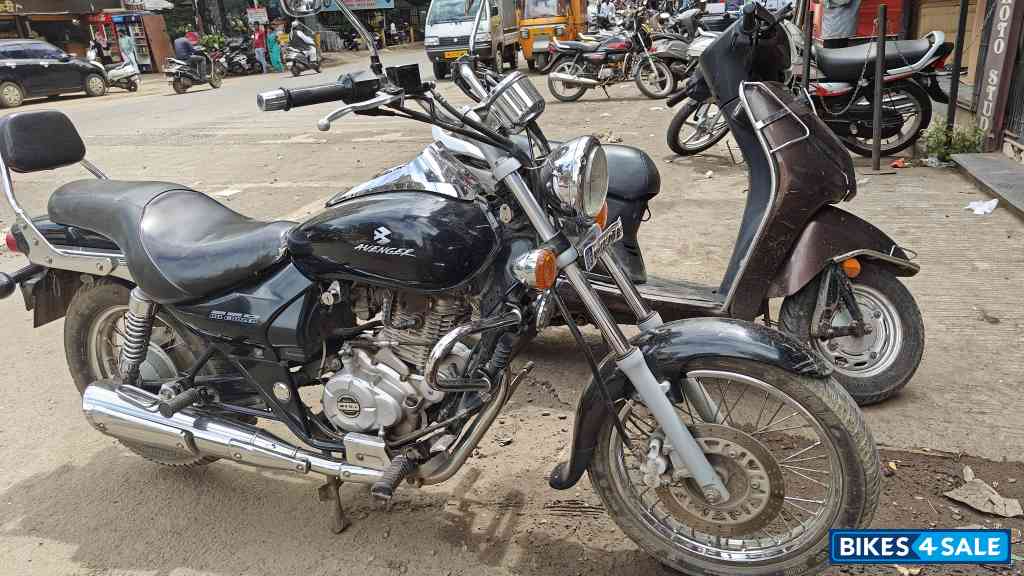 Black Bajaj Avenger 220 DTS-i