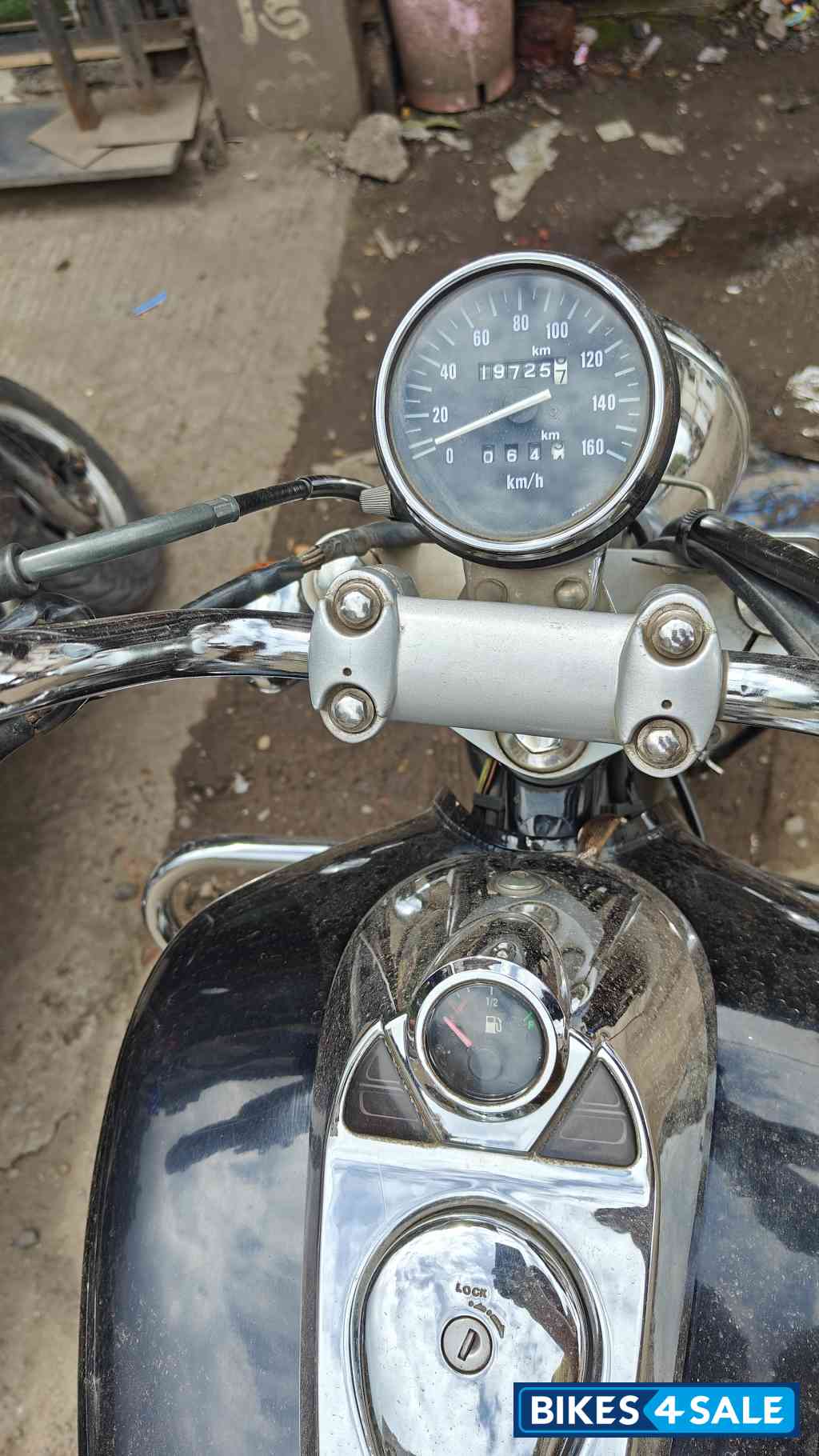 Black Bajaj Avenger 220 DTS-i