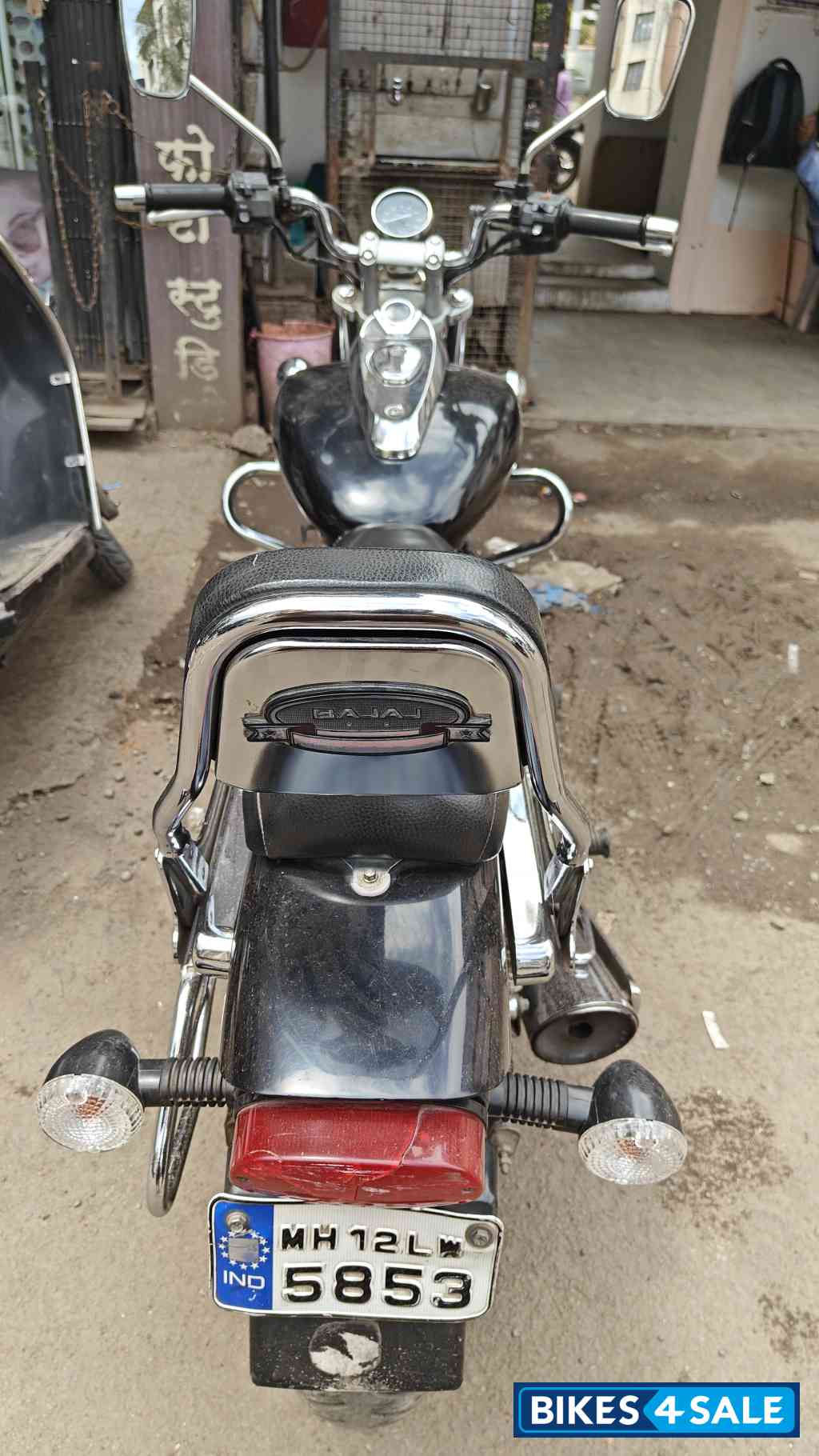 Black Bajaj Avenger 220 DTS-i