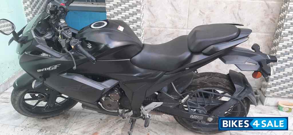 Black Suzuki Gixxer SF 250 Black Suzuki Gixxer SF 250