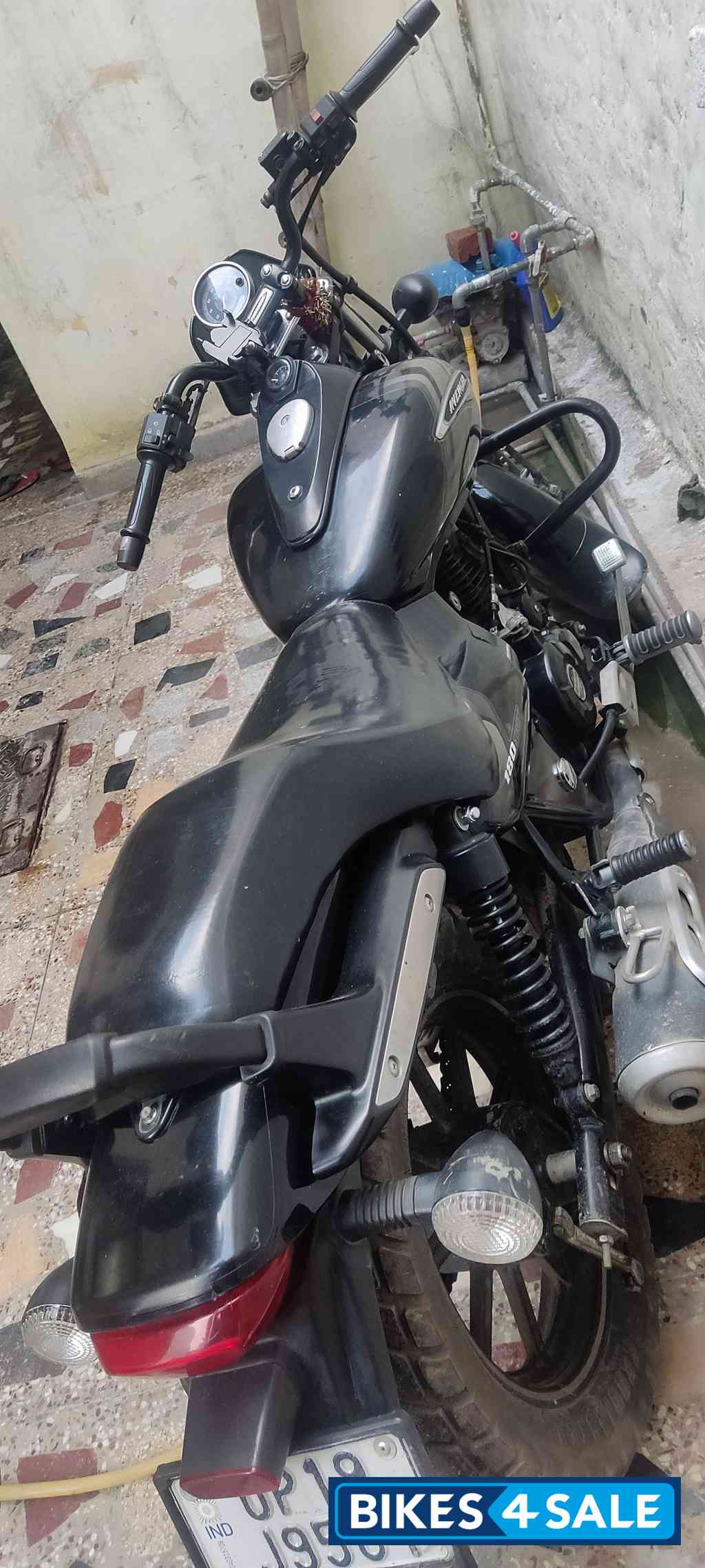 Mat Black Bajaj Avenger 180 DTS-i