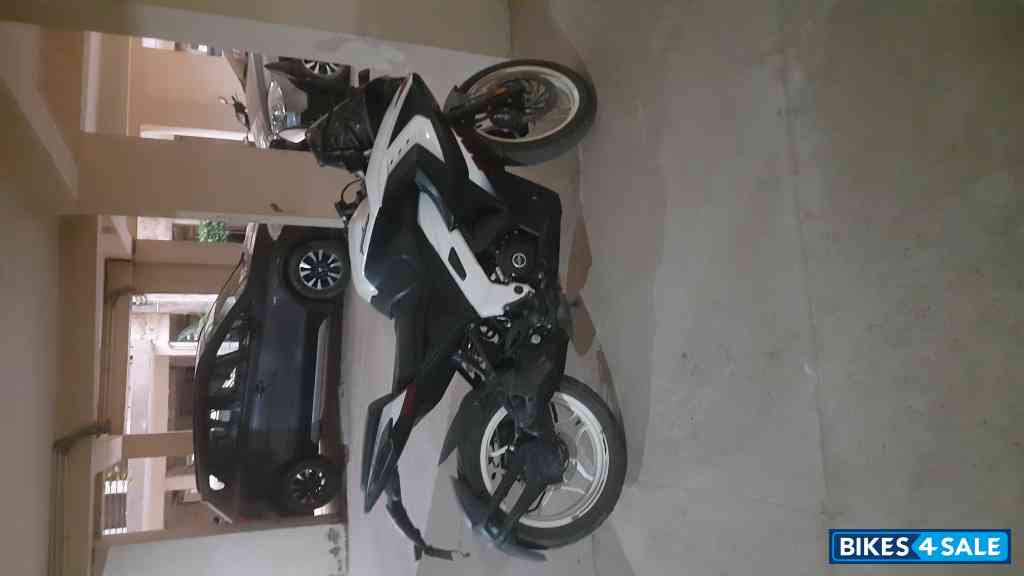Pearl Metallic White Bajaj Pulsar RS 200